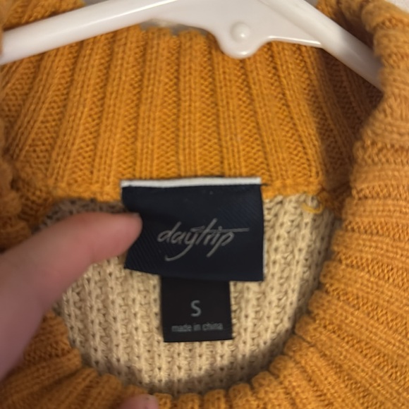 Women’s distressed fall sweater - Picture 2 of 2